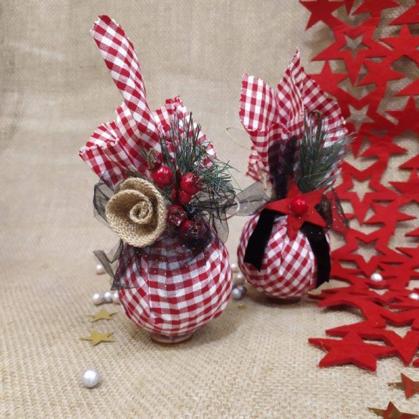 Χριστουγεννιάτικές Μπάλες με καρώ ύφασμα