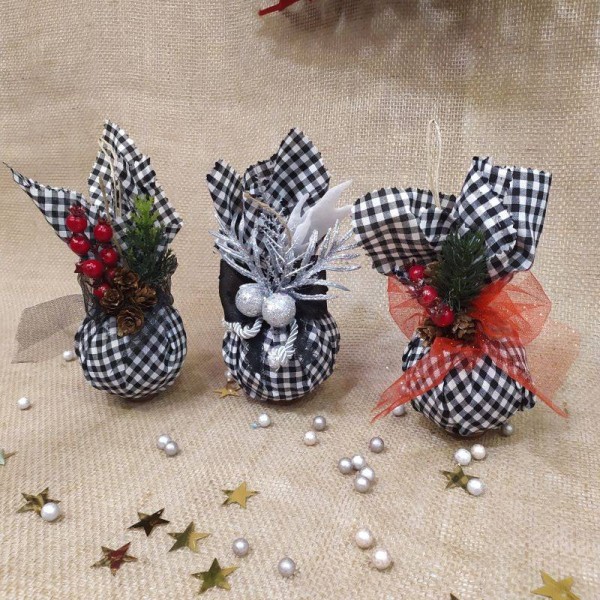 Χριστουγεννιάτικές Μπάλες με καρώ ύφασμα