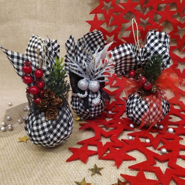 Χριστουγεννιάτικές Μπάλες με καρώ ύφασμα