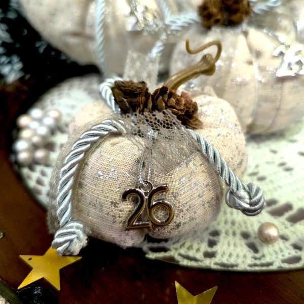 Κολοκύθα Γούρι, Μπεζ με Ασημί Λεπτομέρειες